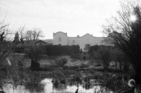 Peyrins.- La façade ouest du château de Sallmard, le parc et le plan d'eau.