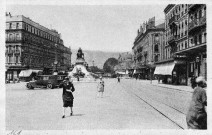 Valence.- Le tramway Valence Chabeuil arrivant place de la République la ligne a été mise en service fin 1894.