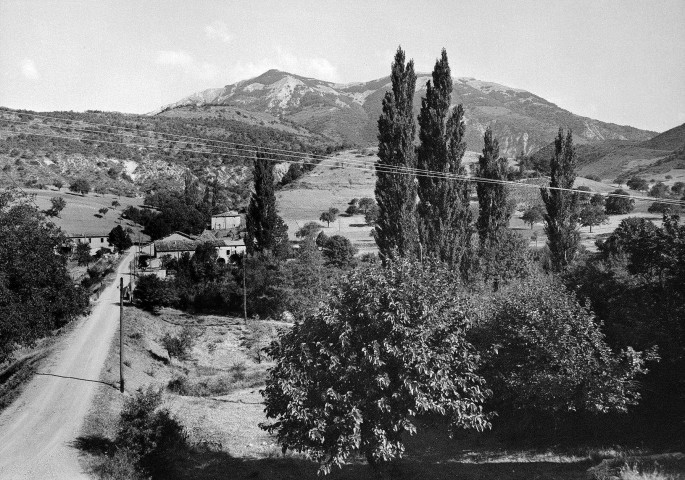 Saint-Julien-en-Quint.- Le hameau des Touzons.