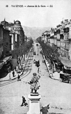 Valence.- L'actuelle avenue Pierre Sémard, les rails du tramway de la ligne Valence Crest mise en service le 5 novembre 1906.