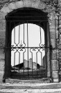 Grignan. - Les grilles du porche du parvis de la collégiale Saint-Sauveur.