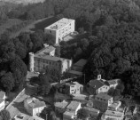 Vue aérienne d'une partie du village et du château.