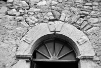 Boulc.- Détail du porche de la chapelle du hameau des Tatins.