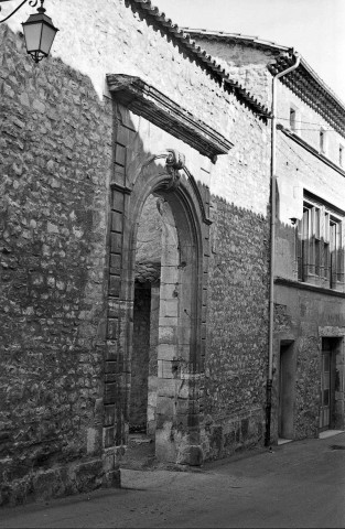 Livron-sur-Drôme.- Porche du XVIIe siècle, rue Jean Boyer.