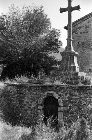 Rochebaudin. - Croix devant la chapelle du cimetière.