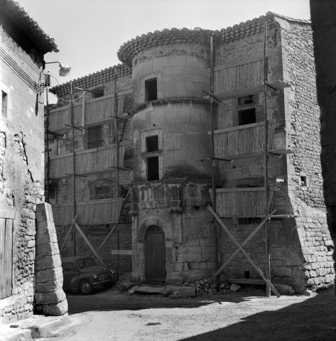 Saint-Restitut. - La maison de la Tour.