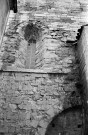 Lachau.- Détail de la façade sud de la chapelle Notre-Dame de Calma.