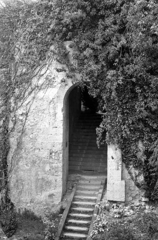 Étoile-sur-Rhône. - Passage donnant sur la terrasse du château Saint-Ange.