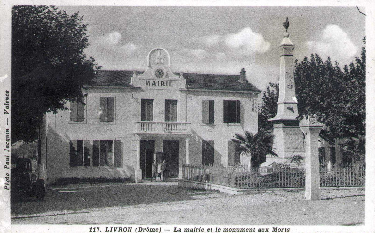 L'ancienne mairie et le monument aux Morts.