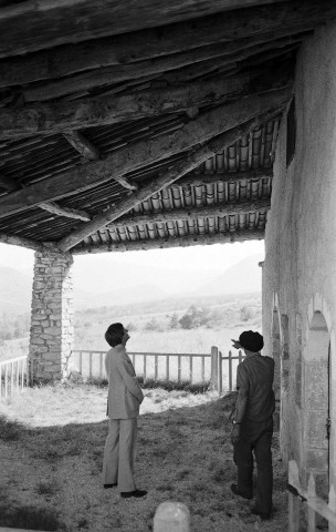 Vers-sur-Méouge. - Le porche de la chapelle Saint-Côme et Saint-Damien.