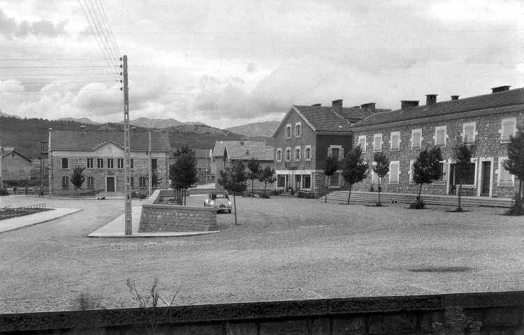 Vassieux-en-Vercors.- La mairie vue de la place des Martyrs.