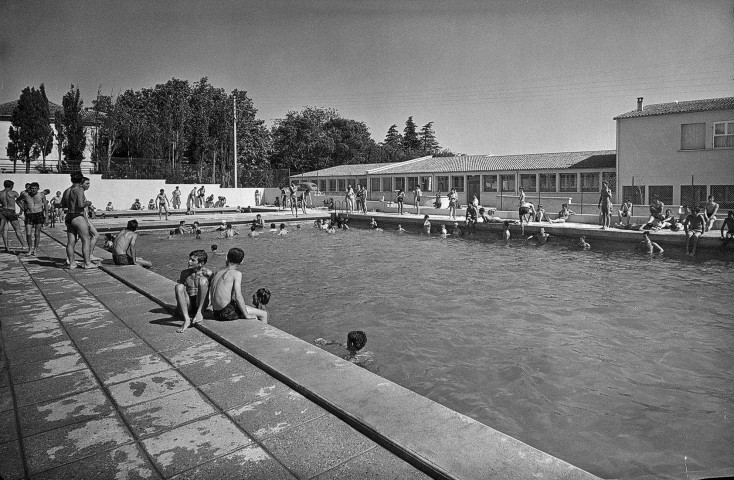 Tulette.- La piscine.