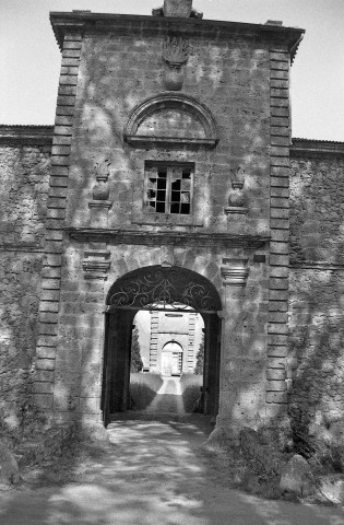 Châteaudouble.- Le porche central des grandes écuries du château.