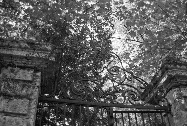 Châteaudouble.- Détail du portail d'accès au parc du château.