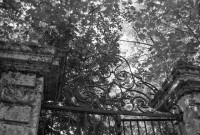 Châteaudouble.- Détail du portail d'accès au parc du château.