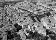 Vue aérienne d'une partie de la ville, la place et la tour Jacquemart.