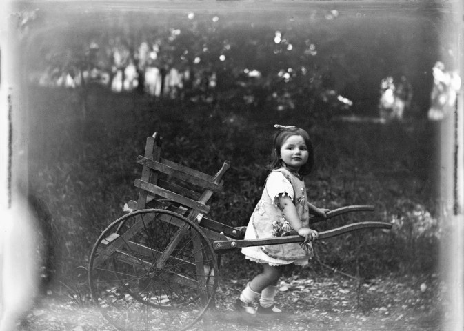 Charols, château de Salettes. - Marie-Thérèse Champin tirant sa charrette pour enfant.