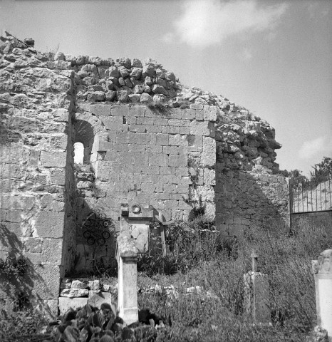 Aleyrac. - L'église Notre-Dame de l'ancien prieuré bénédictin et le cimetière.