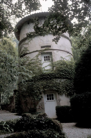 Saint-Thomas-en-Royans.- Le pigeonnier dans le parc de la Chatronnière.