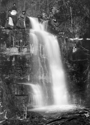 Châtillon-en-Diois.- Personnages au sommet de la Cascade de l'Adoux.