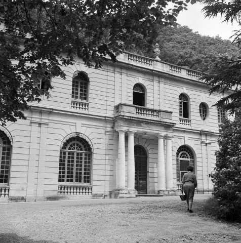 Saoû.- L'Auberge des Dauphins du mécène Maurice Burrus, construite en 1936 par l'architecte Paul Boyer.