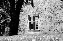 Chanos-Curson.- Fenêtre de la façade est de la maison forte de Conflans.