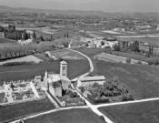 Portes-en-Valdaine.- Vue aérienne de l'église Saint Pierre aux liens ou de lançon et du cimetière.