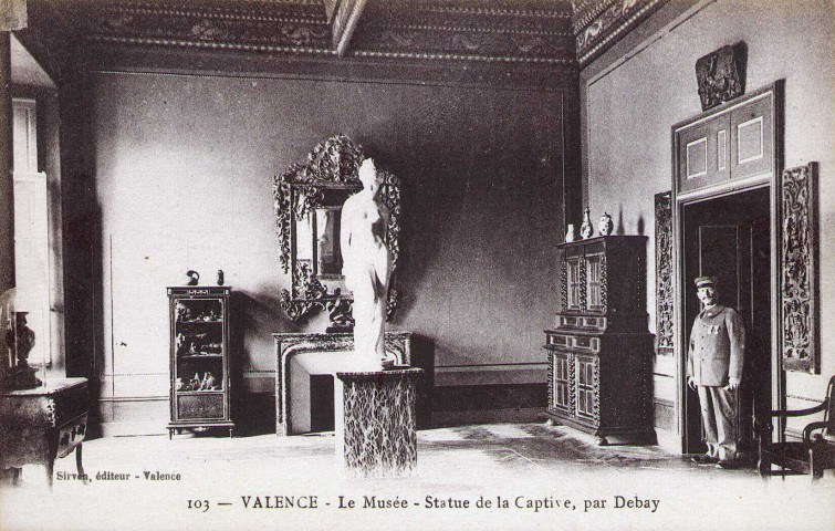 Statue en marbre de la jeune captive enchaînée (1835), par Jean Debay, au musée.