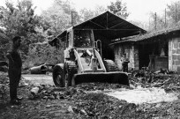 Saint-Uze.- Nettoyage après les inondations de 1968, au fond Paul Arcet.