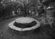 Grignan. - La grotte de Rochecourbière, la table où Madame de Sévigné écrivait parfois