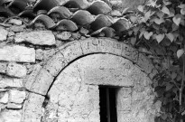 Omblèze. - Inscription sur l'arc de la façade sud de la chapelle Sainte-Madeleine du hameau d'Ansage.