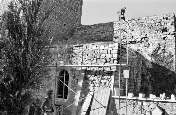 Mirmande.- La façade sud de l'église Sainte-Foy, pendant les travaux de couverture.