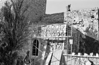 Mirmande.- La façade sud de l'église Sainte-Foy, pendant les travaux de couverture.