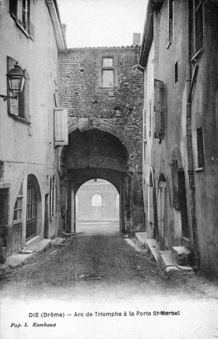 La porte Saint-Marcel est un ancien arc de triomphe romain dédié à Mars.