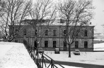 Montchenu.- La mairie et l'école.