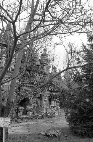 Hauterives.- Reportage sur le palais idéal du Facteur Cheval.