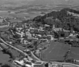 Vue aérienne de Châteauneuf-de-Mazenc et de l'église Saint-Pierre.