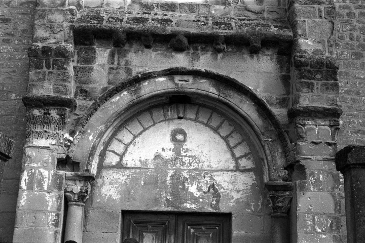 La Motte-de-Galaure.- Détail au dessus du porche de l'église Sainte-Agnès.