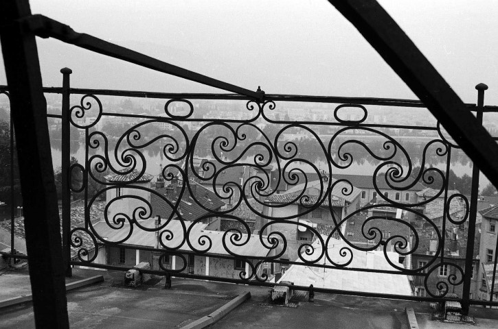 Valence. - Détail du garde corps en fer forgé du clocher de l'église Saint-Jean.