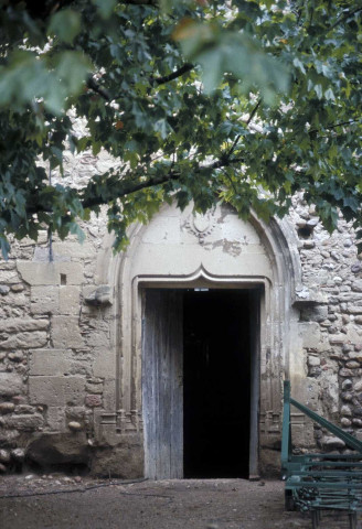 Épinouze.- Entrée de la chapelle de la commanderie de Lachal.