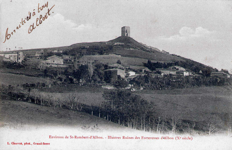 Vue générale du village et de la tour.