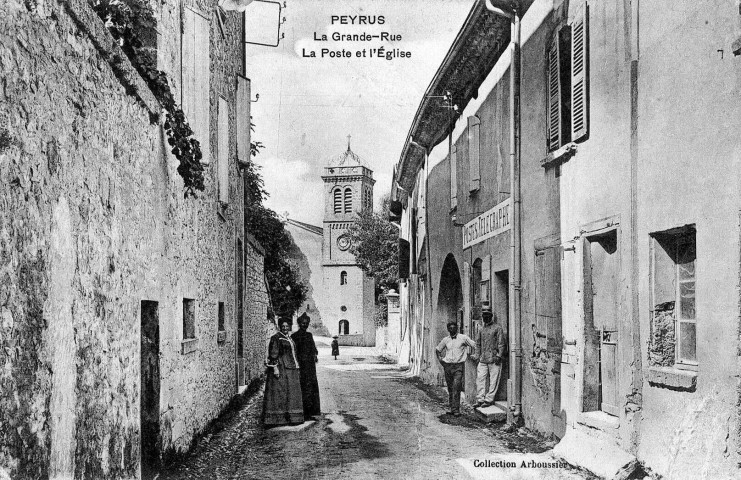 Grande Rue et l'église Saint-Pierre.