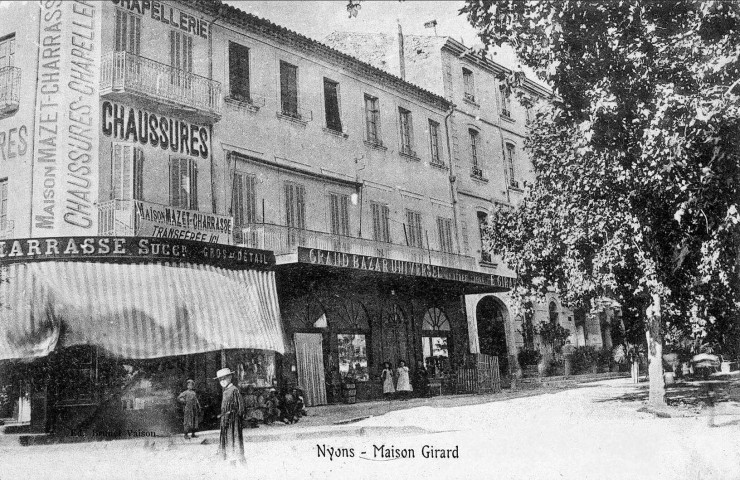 Le Grand Bazar Girard, place du Champ de Mars, l'actuelle place de la Libération.