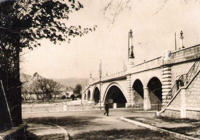 Le pont sur le Rhône.