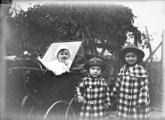 Charols, château de Salettes. - Françoise Champin dans son landau, Jacques Champin et Marie-Thérèse Champin.