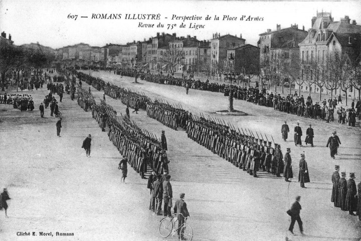 Revue du 75e Régiment d'infanterie sur l'actuelle place Jean Jaurès.