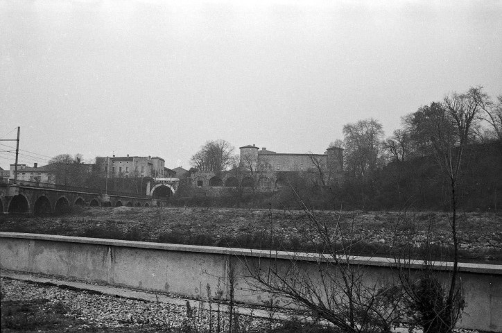 Saint-Vallier.- Les abords du château.