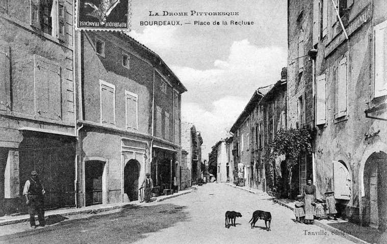 Bourdeaux.- Une rue du village.