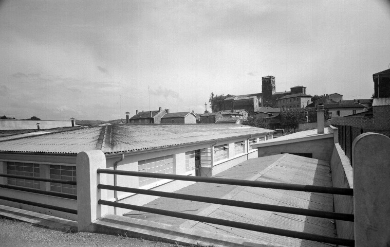 Saint-Donat-sur-l'Herbasse.- Zone industrielle et la collégiale Saint-Pierre-et-Saint-Paul.