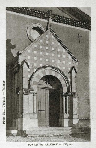 Portes-lès-Valence.- Le porche de l'église rue Voltaire.